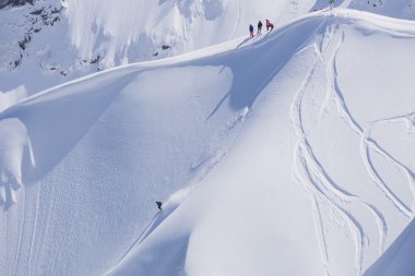 Snowboard freeride, snowboard ve parçaları bir dağ yamacında. Aşırı kış spor.