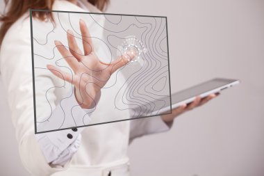 Coğrafi bilgi sistemleri kavramı, fütüristik CBS arayüzü ile şeffaf ekranda çalışan kadın bilim adamı.