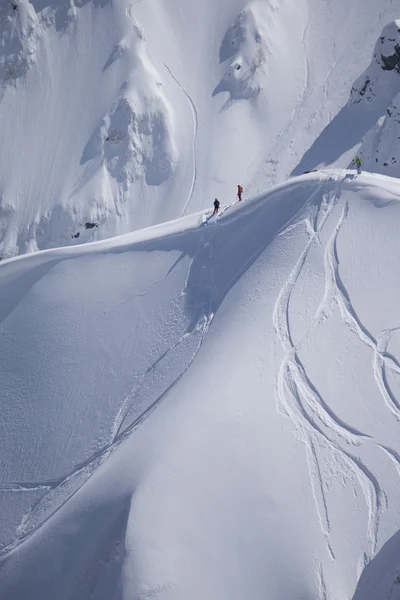 Snowboard freeride, snowboarders en tracks op een berghelling. Extreme wintersport. — Stockfoto
