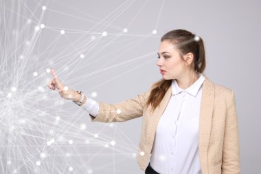 Dünya çapında ağ veya kablosuz Internet bağlantısı fütüristik konsept. Bağlantılı noktalar ile çalışan kadın.