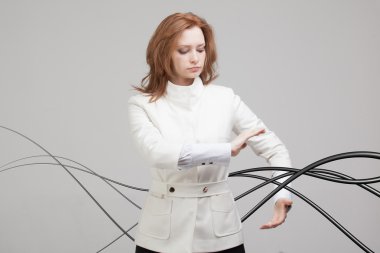 Elektrik kablolar ve teller, kadınla kavisli çizgiler