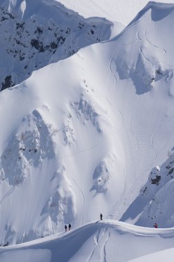 Snowboard freeride, snowboard ve parçaları bir dağ yamacında. Aşırı kış spor.