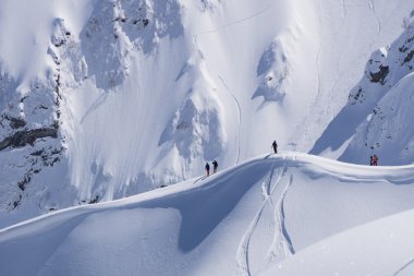Snowboard freeride, snowboard ve parçaları bir dağ yamacında. Aşırı kış spor.