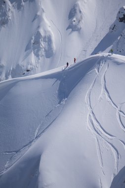 Snowboard freeride, snowboard ve parçaları bir dağ yamacında. Aşırı kış spor.
