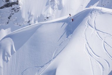 Snowboard freeride, snowboard ve parçaları bir dağ yamacında. Aşırı kış spor.