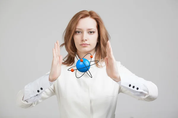 Vrouw wetenschapper met atoom model, onderzoek concept — Stockfoto