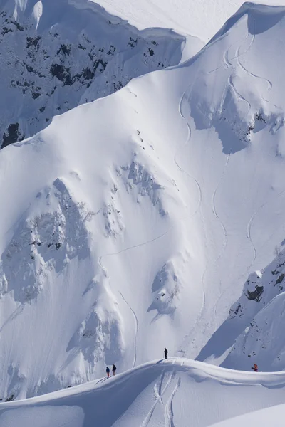 Freeride de snowboard, snowboarders e trilhas em uma encosta de montanha. Extremo esporte de inverno . — Fotografia de Stock