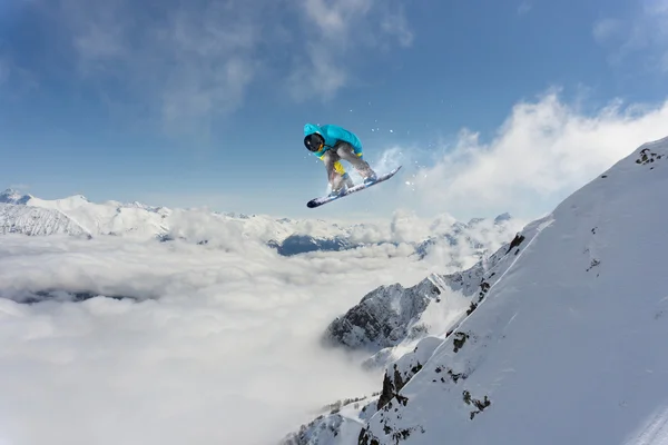 Cavaliere snowboard saltare sulle montagne. Sport estremo freeride snowboard. — Foto Stock