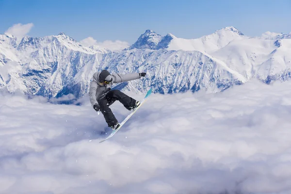 Snowboard ryttare hoppar på berg. Extrem snowboard freeride sport. — Stockfoto