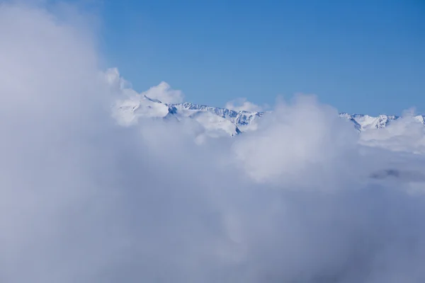 冬山风景和多云的天空. — 图库照片