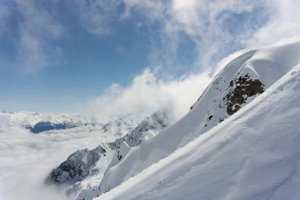 Kış dağ manzarası ve bulutlu gökyüzü. — Stok fotoğraf