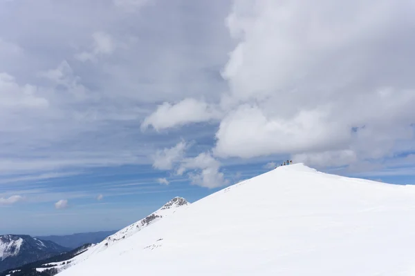 Paysage de montagne hivernal et ciel nuageux . — Photo