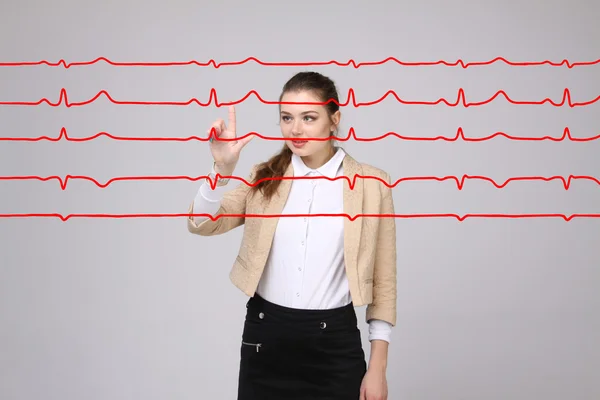 Médecin femme travaillant avec des lignes de cardiogramme — Photo