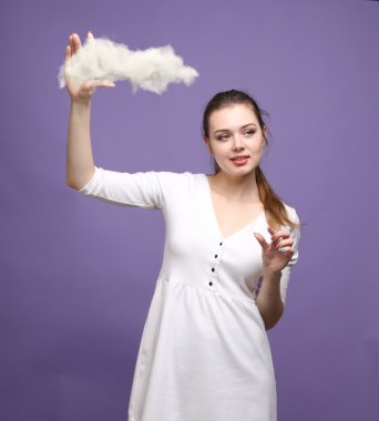 Genç kadın ve bulut, bulut bilgi işlem kavramı