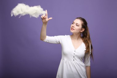 Genç kadın ve bulut, bulut bilgi işlem kavramı