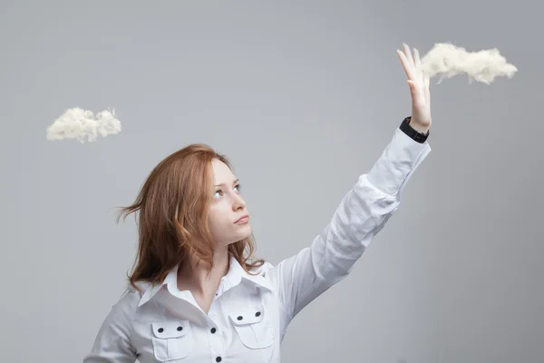 Junge Frau und Cloud, Cloud Computing Konzept — Stockfoto