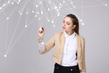 Dünya çapında ağ veya kablosuz Internet bağlantısı fütüristik konsept. Bağlantılı noktalar ile çalışan kadın.