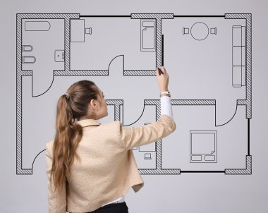 kadın mimar bir sanal daire planı ile çalışma