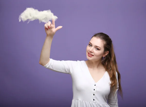 Mujer joven y nube, concepto de computación en nube — Foto de Stock