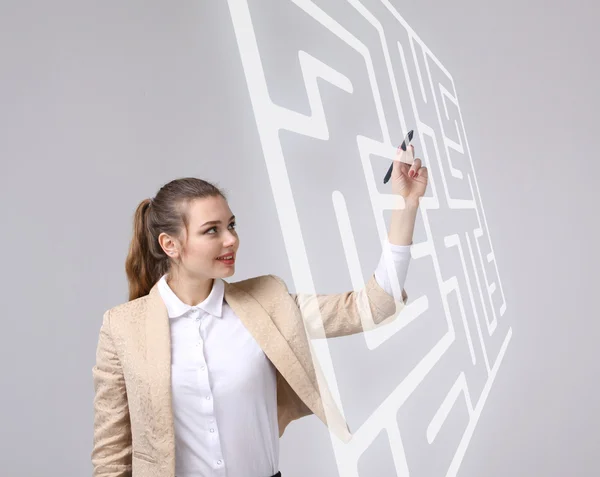 Jonge vrouw vinden van de oplossing van de doolhof, schrijven op het whiteboard. — Stockfoto