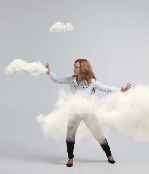 Giovane donna e cloud, concetto di cloud computing — Foto Stock