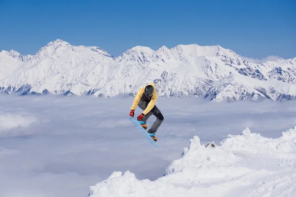 Snowboardfahrer springen auf Bergen. Extremer Snowboard Freeride Sport. — Stockfoto