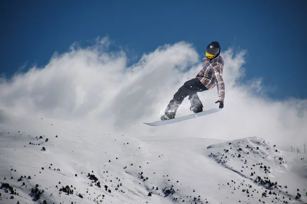 Cavaleiro de snowboard pulando em montanhas. Esporte de freeride de snowboard extremo. — Fotografia de Stock