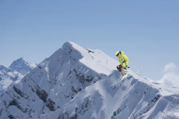 Dağlardaki atlama kayak binici. Ekstrem Kayak freeride spor. — Stok fotoğraf