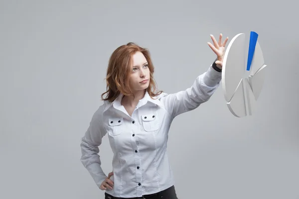 La mujer muestra un gráfico circular, diagrama circular. Concepto de análisis empresarial . —  Fotos de Stock