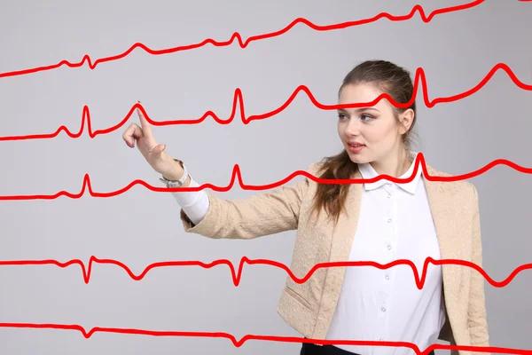 Dokter vrouw die werkt met cardiogram lijnen — Stockfoto