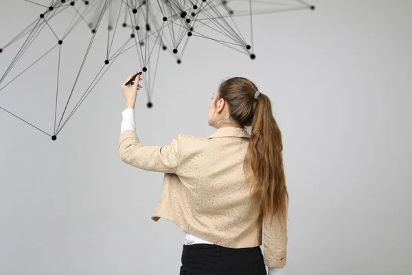 Concepto futurista de red mundial o conexión inalámbrica a Internet. Mujer trabajando con puntos vinculados . — Foto de Stock