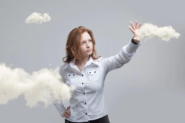 Νεαρή γυναίκα και σύννεφο, σύννεφο υπολογιστών έννοια — Φωτογραφία Αρχείου
