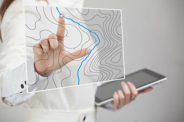 Conceito de sistemas de informação geográfica, mulher cientista trabalhando com interface GIS futurista em uma tela transparente . — Fotografia de Stock