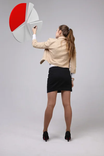 Frau zeigt ein Kuchendiagramm, Kreisdiagramm. Business Analytics Konzept. — Stockfoto