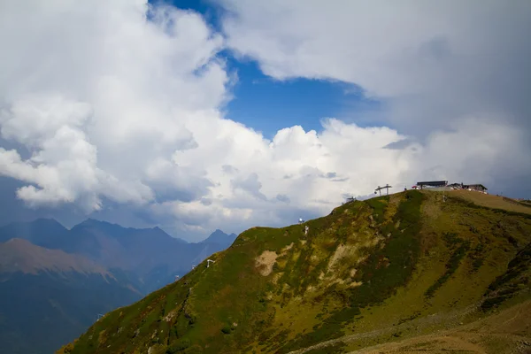 ภูมิทัศน์ภูเขาฤดูร้อนที่มีเมฆสะสม — ภาพถ่ายสต็อก