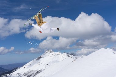 Dağlardaki atlama kayak binici. Ekstrem Kayak freeride spor.