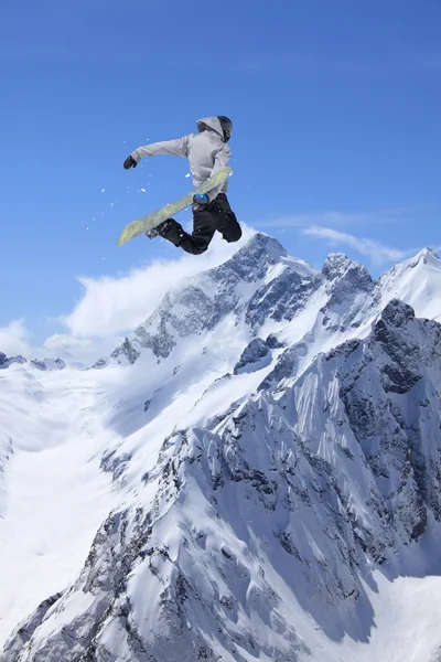Snowboardrijder springt op bergen. Extreme snowboard freeride sport. — Stockfoto