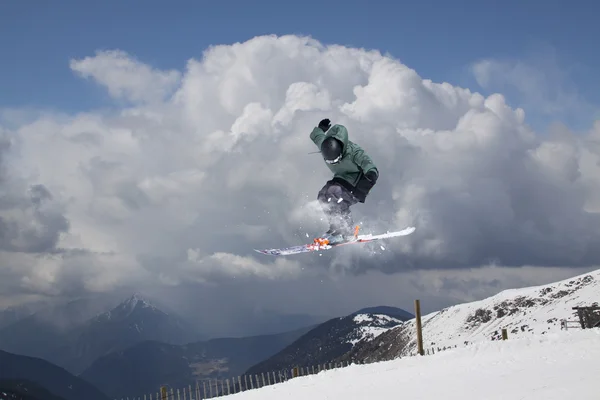 Cavaleiro de esqui a saltar sobre montanhas. Esporte de freeride de esqui extremo . — Fotografia de Stock