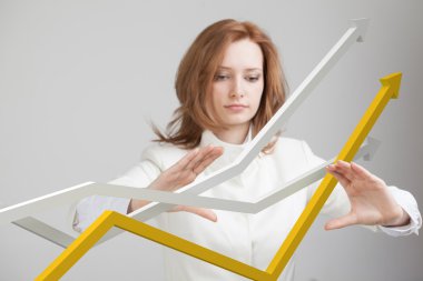 İş kadını ile büyüme Grafiği gri arka plan üzerinde çalışma