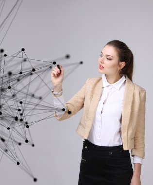 Dünya çapında ağ veya kablosuz Internet bağlantısı fütüristik konsept. Bağlantılı noktalar ile çalışan kadın.