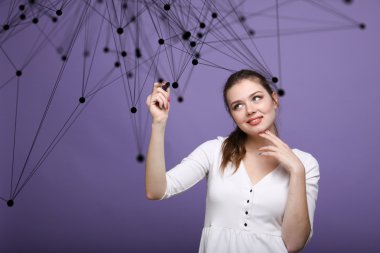 Dünya çapında ağ veya kablosuz Internet bağlantısı fütüristik konsept. Bağlantılı noktalar ile çalışan kadın.