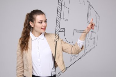 kadın mimar bir sanal daire planı ile çalışma