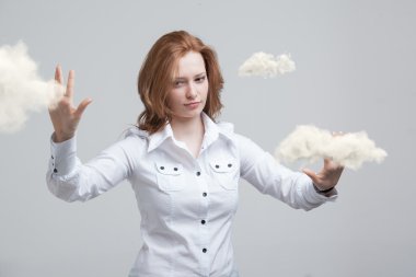 Genç kadın ve bulut, bulut bilgi işlem kavramı