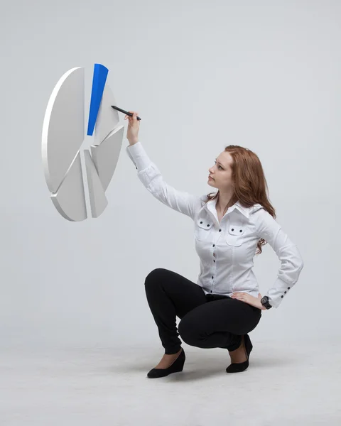 La mujer muestra un gráfico circular, diagrama circular. Concepto de análisis empresarial . —  Fotos de Stock