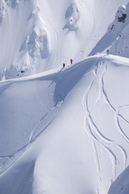 Snowboard freeride, snowboard ve parçaları bir dağ yamacında. Aşırı spor.