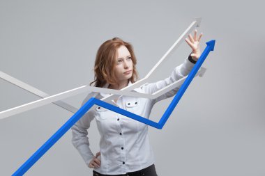 İş kadını ile büyüme Grafiği gri arka plan üzerinde çalışma