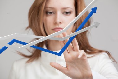 İş kadını ile büyüme Grafiği gri arka plan üzerinde çalışma