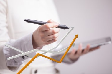 İş kadını ile büyüme Grafiği gri arka plan üzerinde çalışma