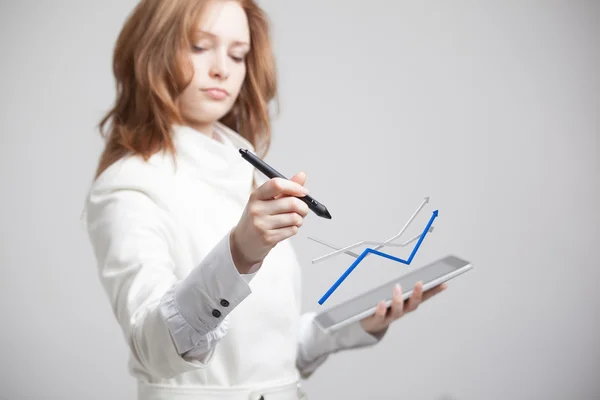 Empresaria trabajando con gráfico de crecimiento sobre fondo gris — Foto de Stock