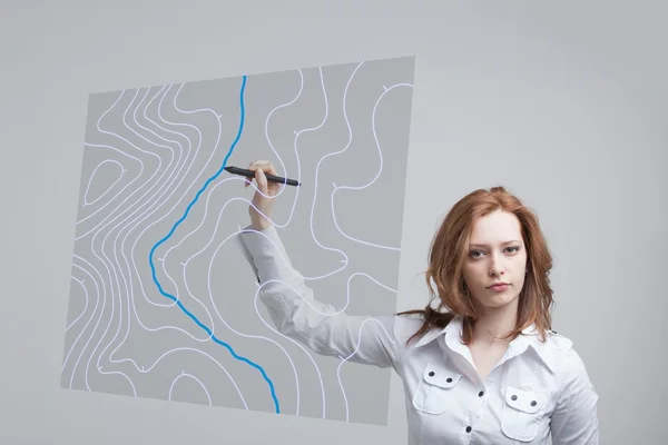 Concepto de sistemas de información geográfica, mujer científica que trabaja con una interfaz SIG futurista en una pantalla transparente . —  Fotos de Stock